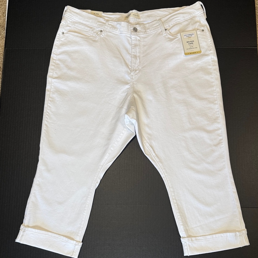 Levi's Cream Mid Rise Capri